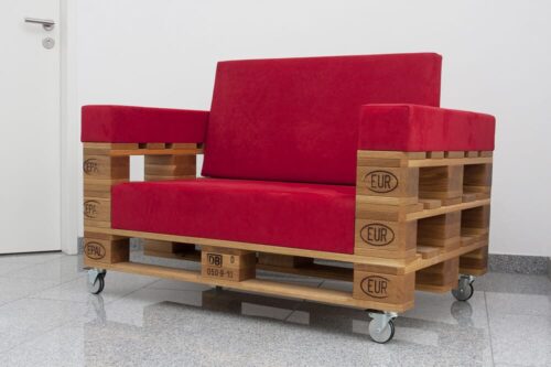 Palettensofa aus massiver Eiche mit rotem Alcantara Polster