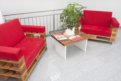 Palettensofa aus massiver Eiche mit rotem Alcantara Polster